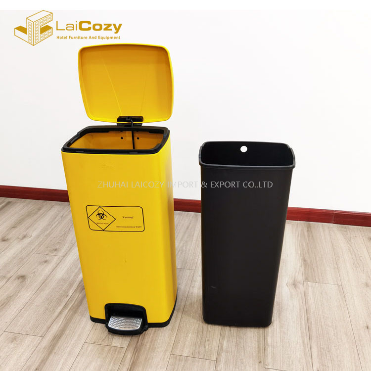 Cubo de basura amarillo interior con pedal de recolección de máscaras usadas en el hospital