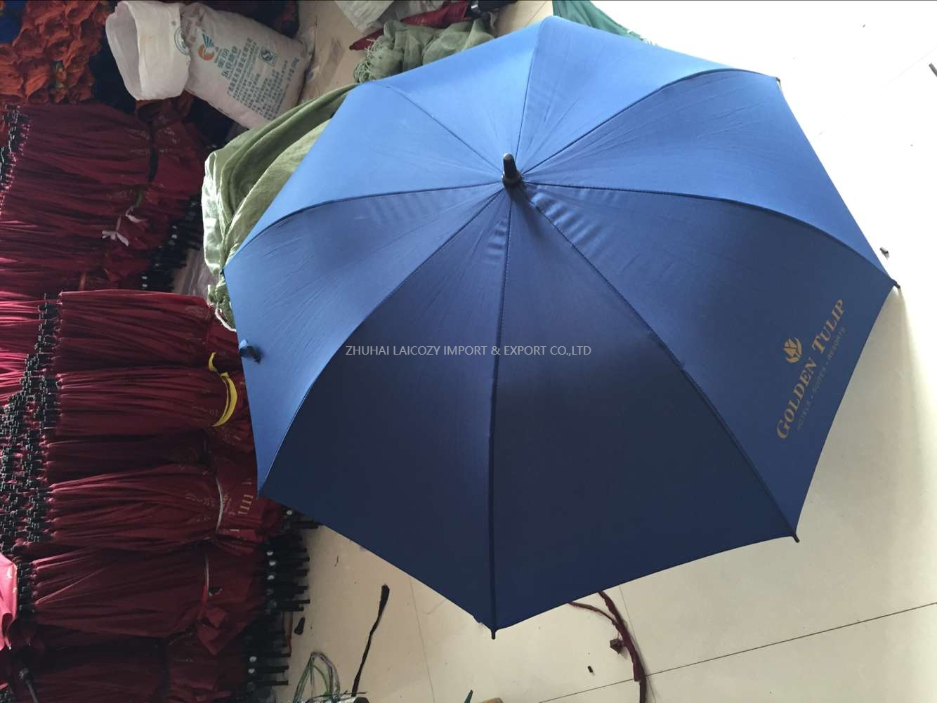 Paraguas personalizado de buena calidad de 27 pulgadas para habitaciones de huéspedes de gran tamaño de un solo color con el logotipo del hotel
