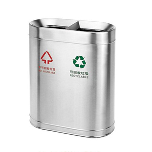 Cubos de basura dobles para interiores de acero inoxidable en el vestíbulo del hotel