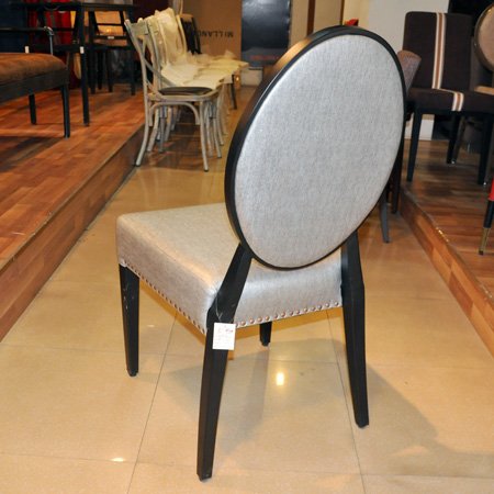 Silla de metal moderna para hotel con estructura duradera y tela de colores para restaurante 